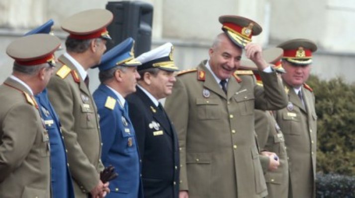 Băsescu a promulgat legea ce stabileşte că generalii din Armată vor putea fi pensionaţi mai uşor